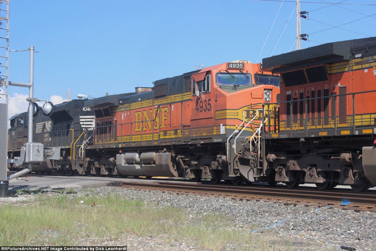 BNSF 4935